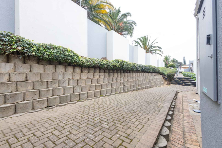 To Let 2 Bedroom Property for Rent in Loevenstein Western Cape